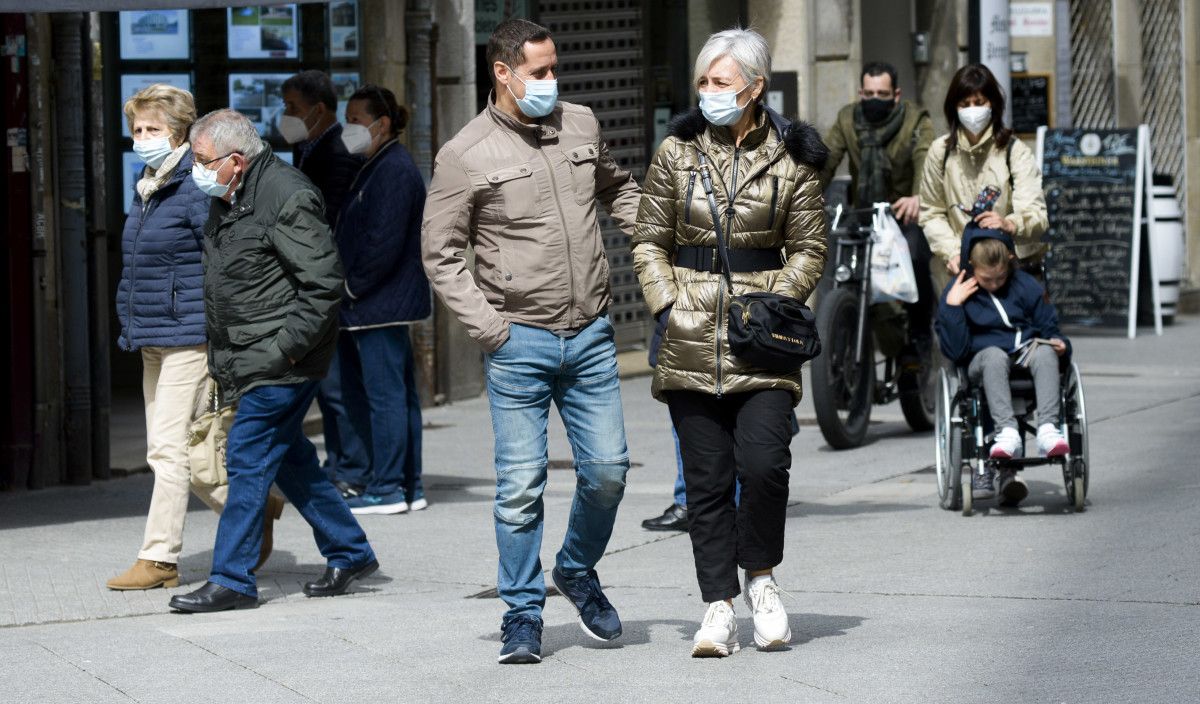 Xente paseando con máscaras en Pontevedra