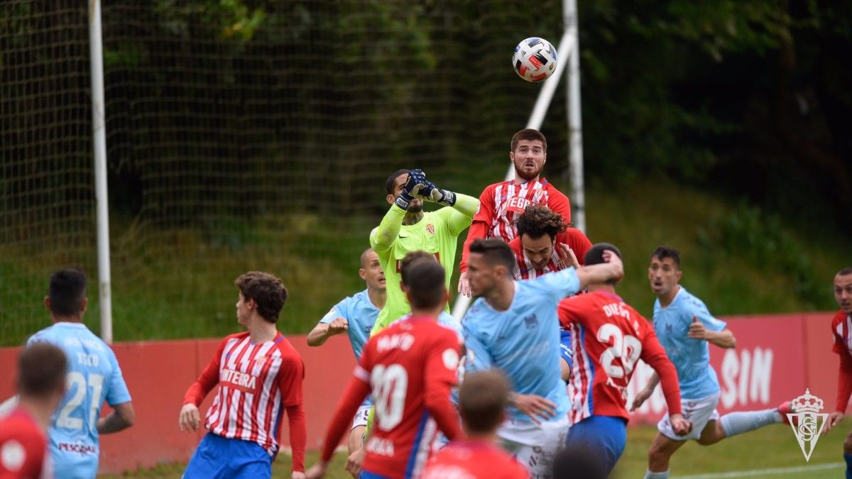 Partido entre Real Sporting B e Pontevedra CF en Mareo