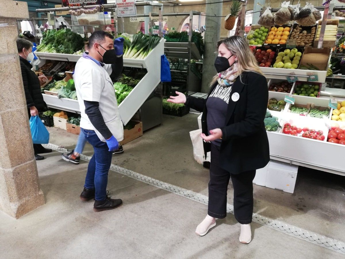 Yoya Blanco, concelleira de Promoción Económica, nunha visita ao Mercado de Abastos