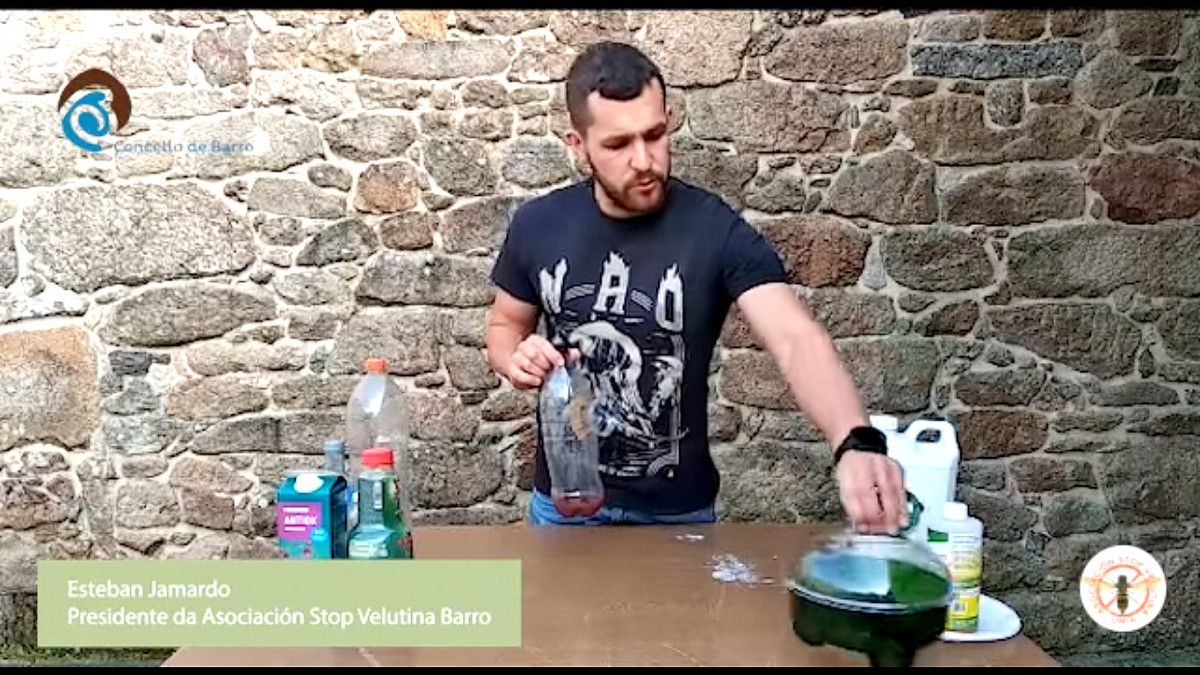 Esteban Jamardo, presidente de la Asociación Stop Velutina Umia, explica cómo elaborar trampas contra las reinas de la velutina Esteban Jamardo, presidente de la Asociación Stop Velutina Umia, explica cómo elaborar trampas contra las reinas de la velutina