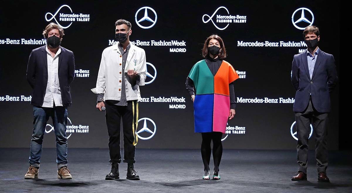Gabriel Nogueiras (segundo pola esquerda), recibindo o seu premio na Fashion Week Madrid