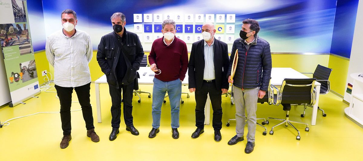 El concejal de Obras, el arquitecto José Jorge Santos, el alcalde de Pontevedra, el concejal de Deportes y el arquitecto José Carlos Mera