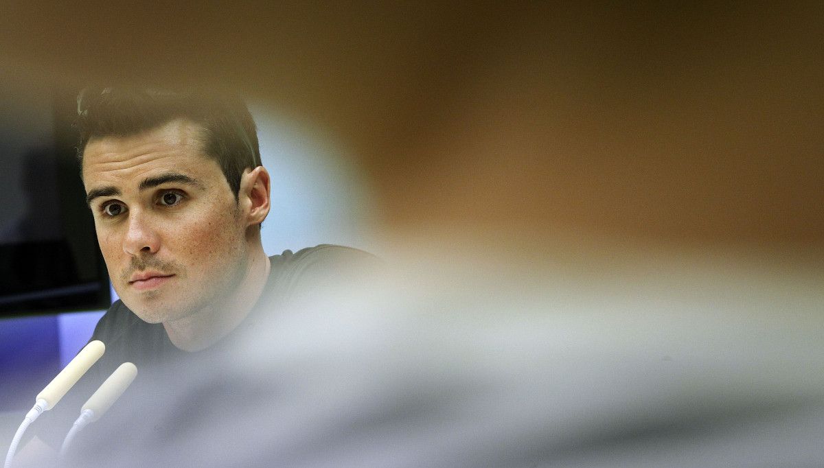 Javi Gómez Noya, durante a sinatura do patrocinio do Concello de Pontevedra