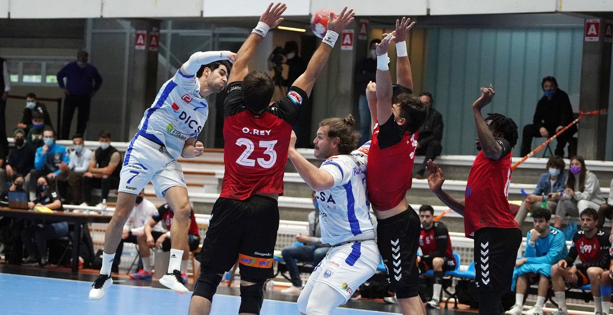 Partido de liga Asobal entre Cisne y Granollers en el Pabellón Municipal