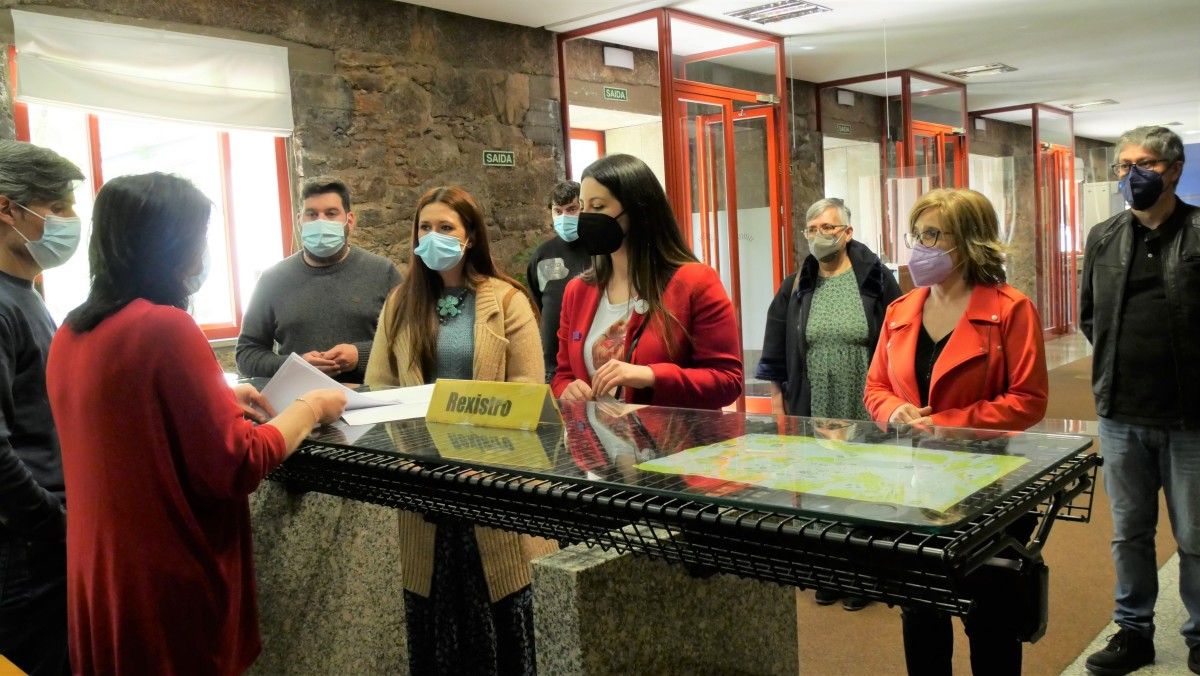 Representantes do BNG entregan sinaturas no Parlamento de Galicia en defensa dunha sanidade pública digna en Marín