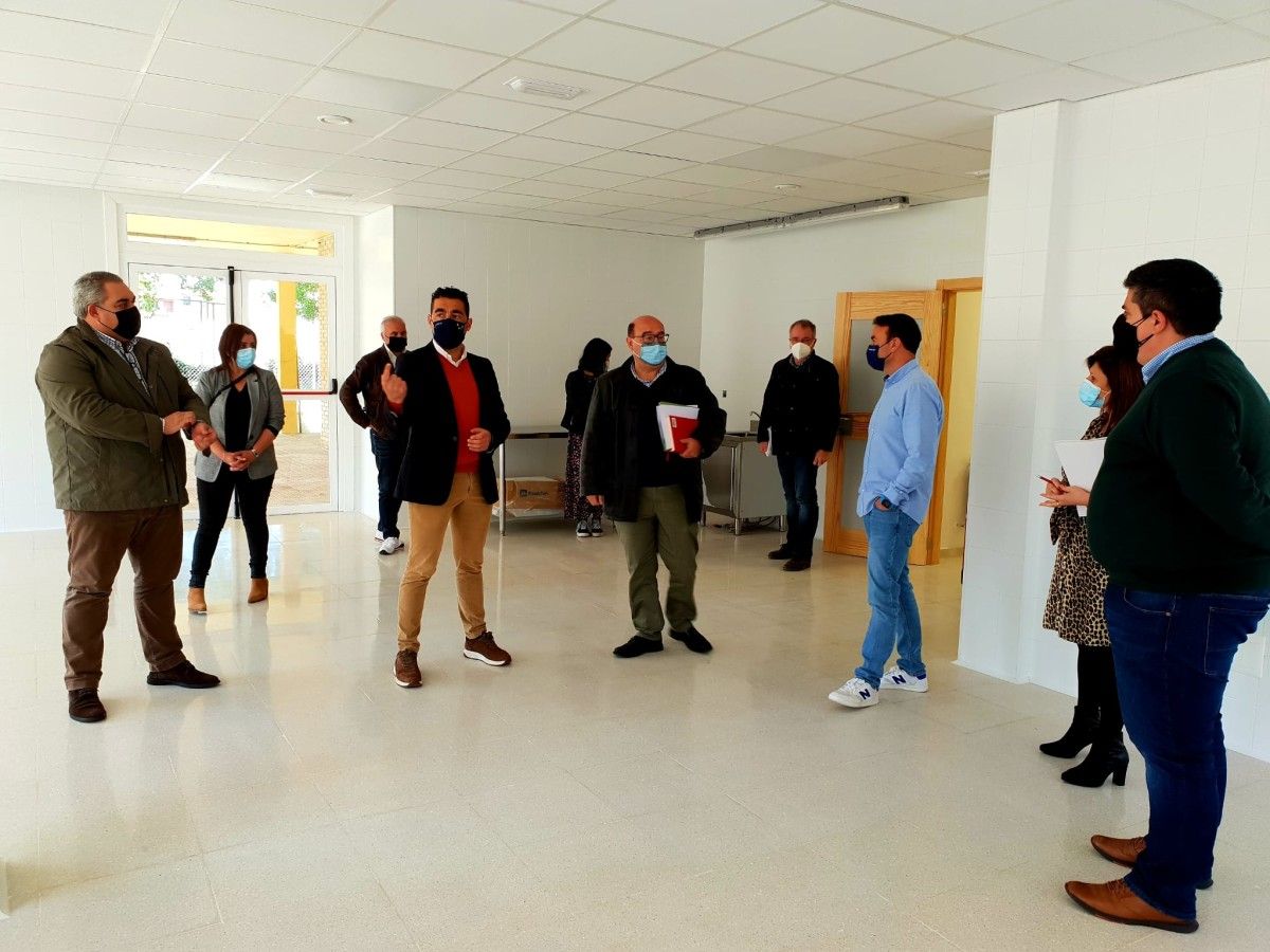 Visita del delegado territorial de la Xunta en Pontevedra, el jefe territorial de Educación y la alcaldesa de Cambados a las obras en el comedor del CEIP San Tomé
