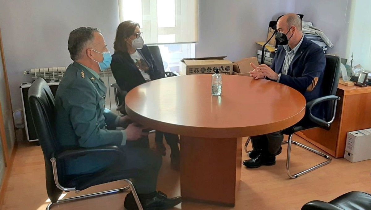 A subdelegada do Goberno, Maica Larriba; o alcalde de Bueu, Félix Juncal; e o coronel xefe da Comandancia da Garda Civil, Simón Venzal