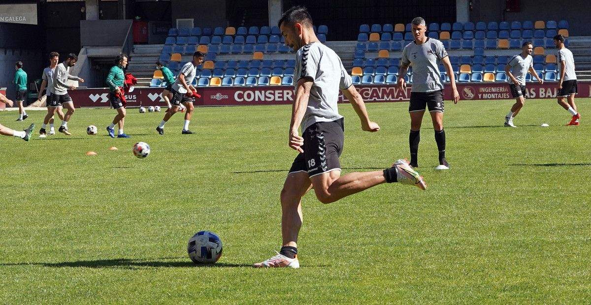 Charles, nun adestramento do Pontevedra CF en Pasarón