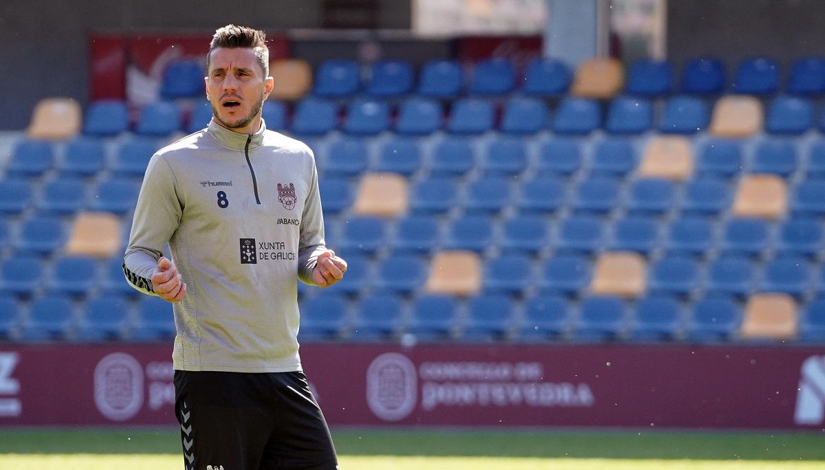 Adrián Cruz, nun adestramento do Pontevedra CF en Pasarón