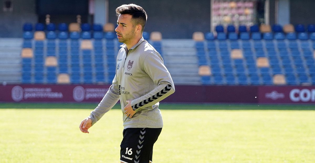 Óscar Fernández, entrenando con el Pontevedra CF en Pasarón