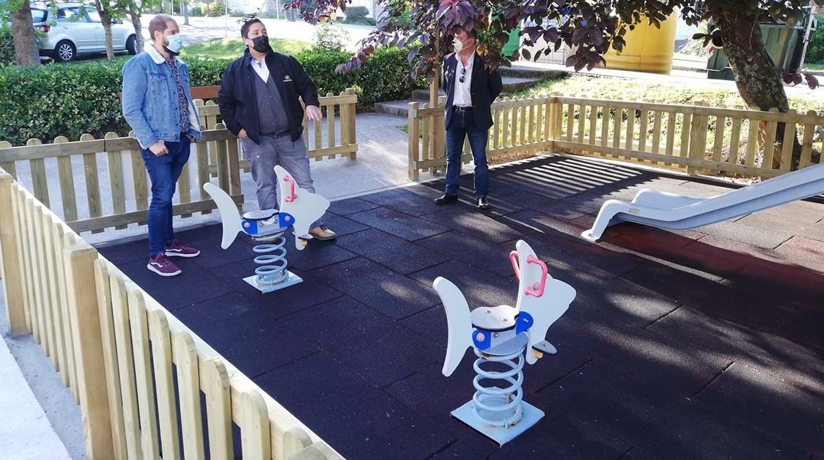 Iván Puentes visita o renovado parque infantil de Ponte Muíños