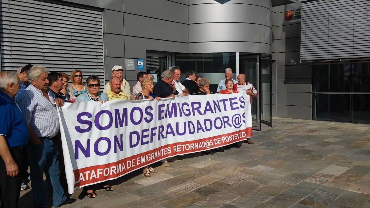 Concentración de emigrantes retornados ante a Delegación de Facenda