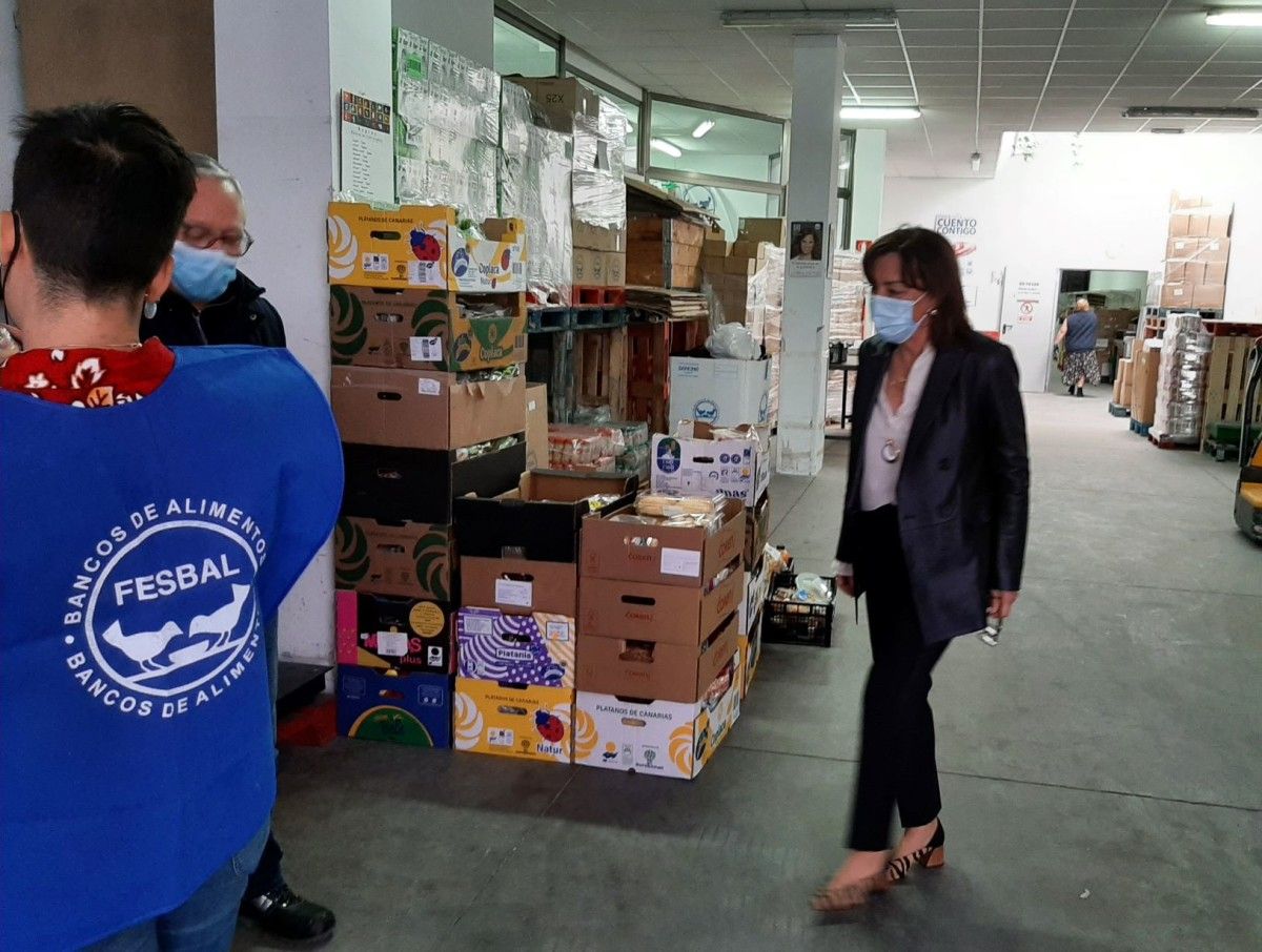 La subdelegada del Gobierno en Pontevedra, Maica Larriba, en su visita a la sede del Banco de Alimentos en la calle Faustino Santalices