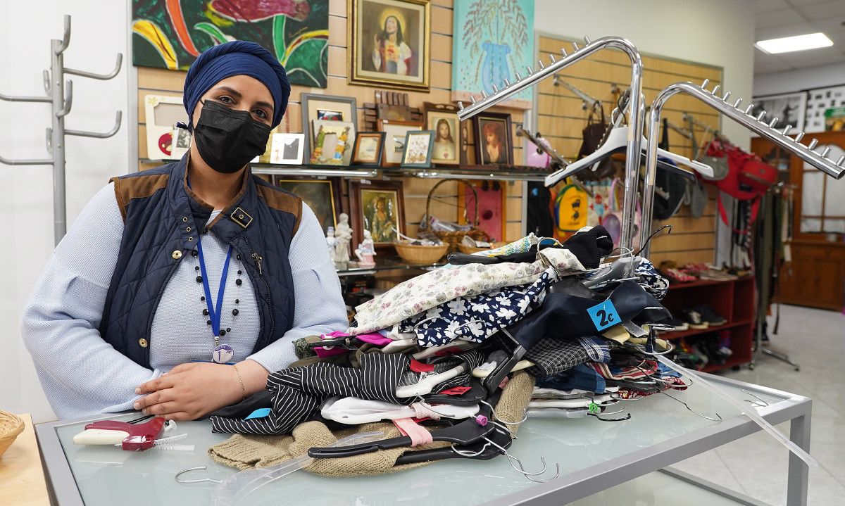 Rabïa Kourati nos recibe en la tienda solidaria de la Asociación Boa Vida
