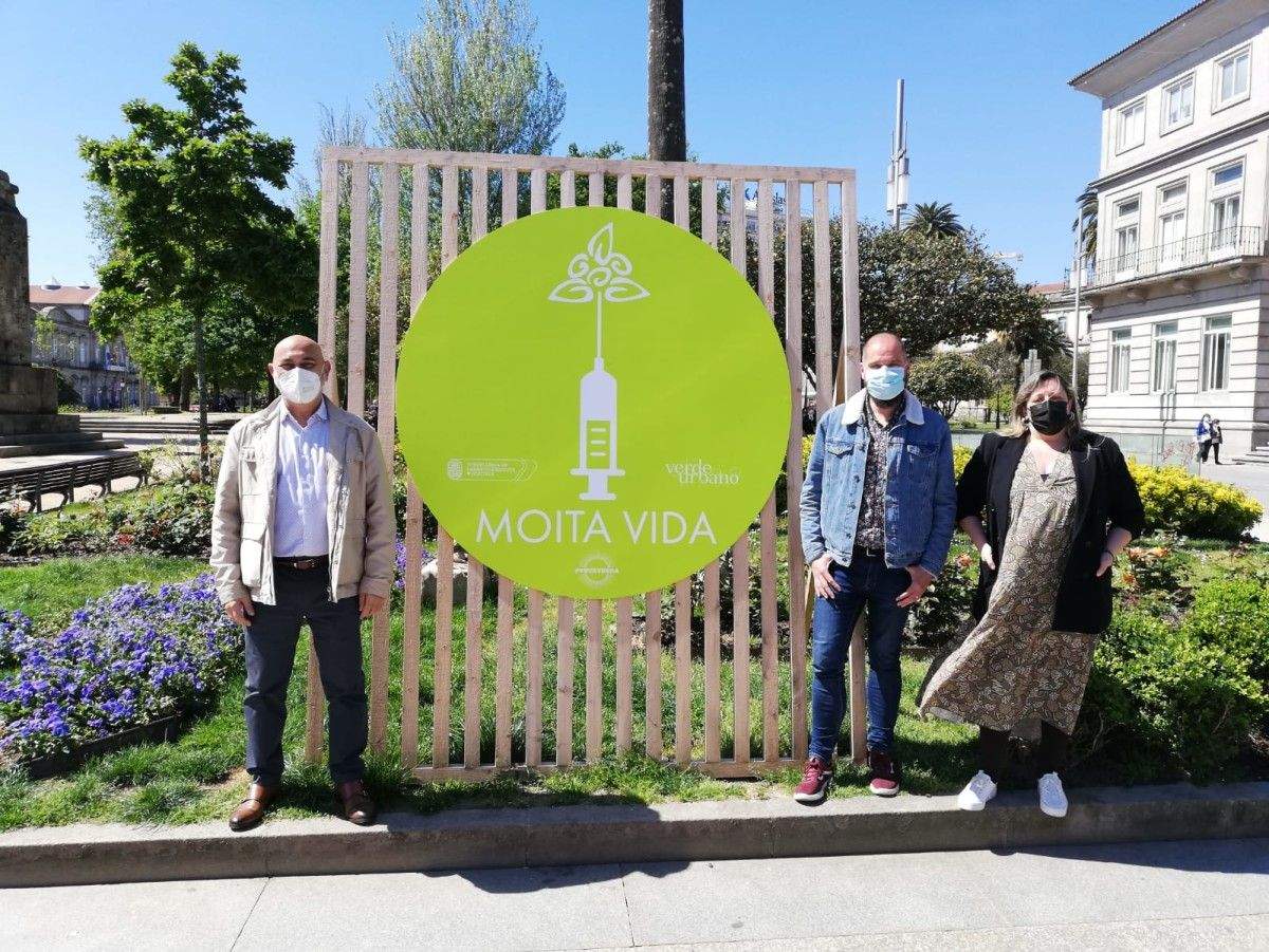 O concelleiro da área de Saúde, o responsable de Desenvolvemento Sostible e Medio Natural e a concelleira de Promoción Económica e Turismo diante do panel instalado na praza de España