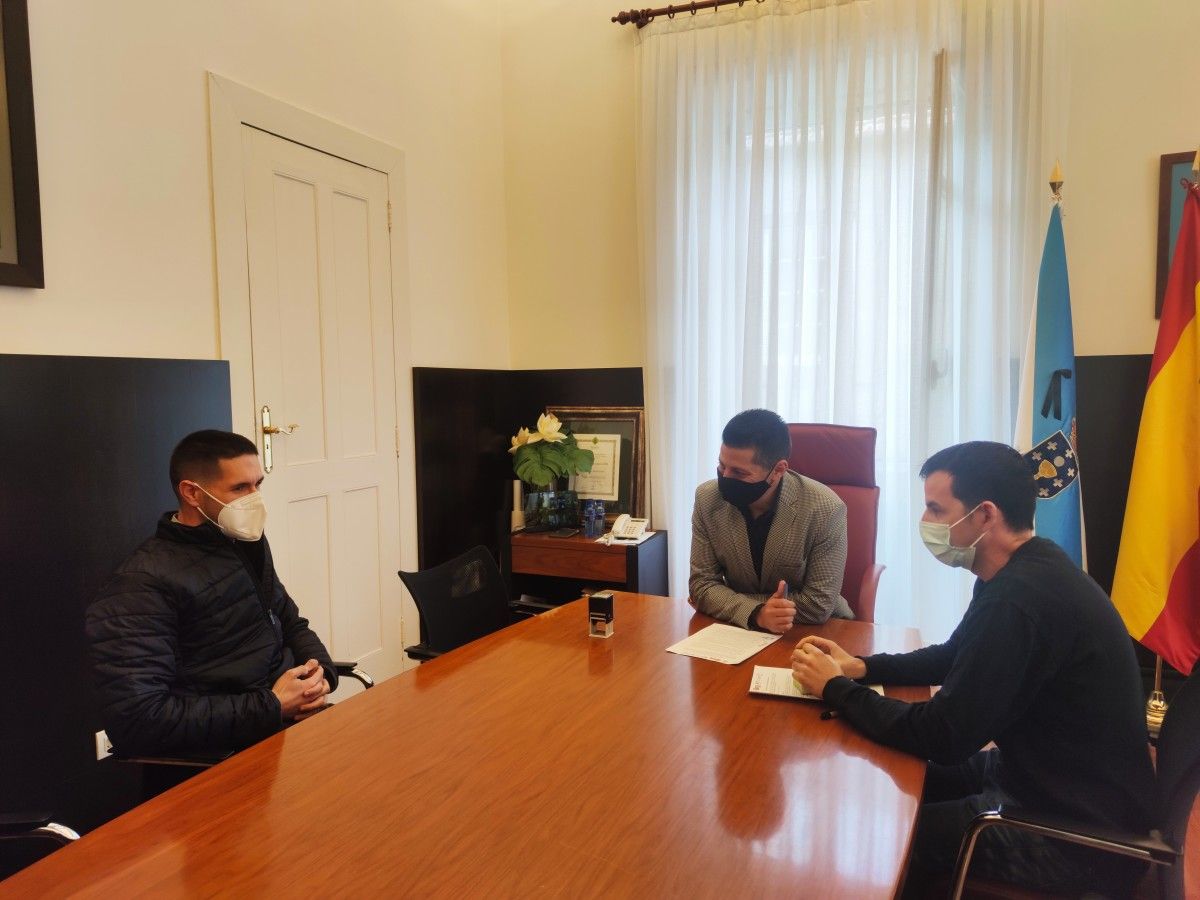 Andrés Díaz firma o convenio para celebrar o Rally do Albariño