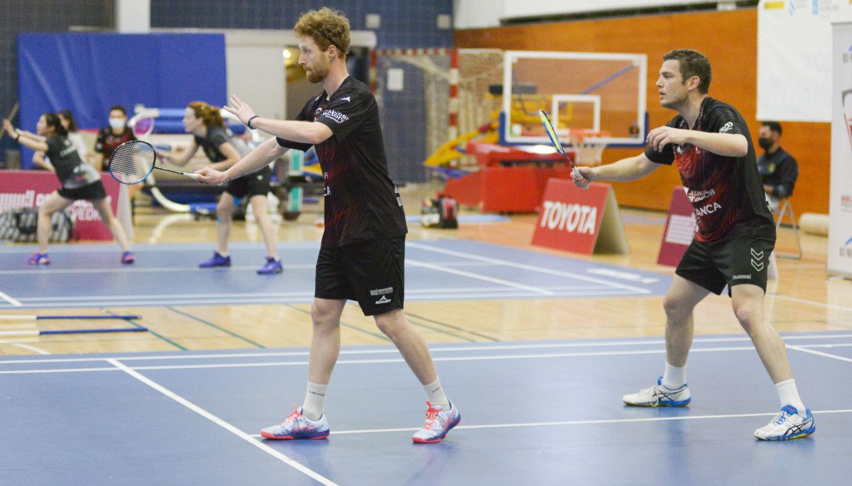 Manuel Brea (esquerda) no partido entre o Club Bádminton Ravachol e o Arjonilla