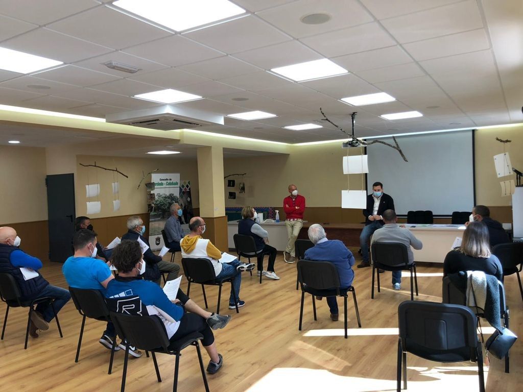 Reunión de los comuneros, técnicos y representantes municipales de Cerdedo-Cotobade