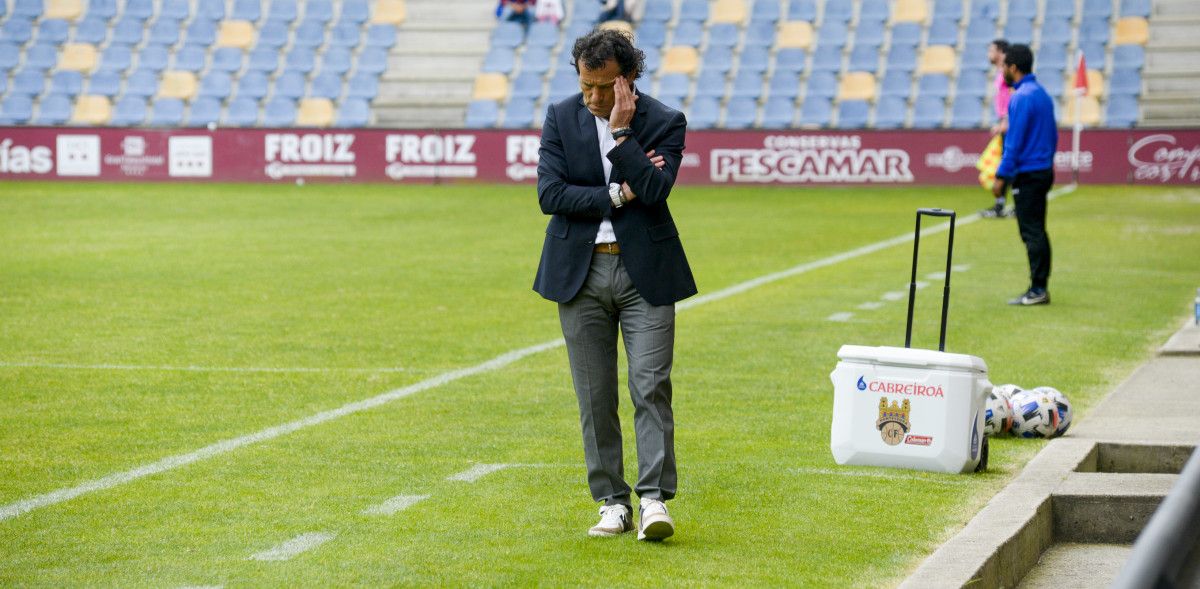 Luisito, preocupado no partido de liga en Pasarón entre o Pontevedra e o Lealtad