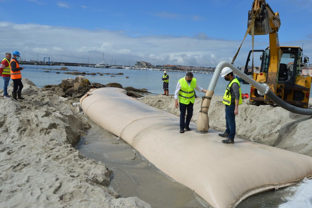 Instalan el primer tubo geotextil para contener la arena en la playa de A Carabuxeira 