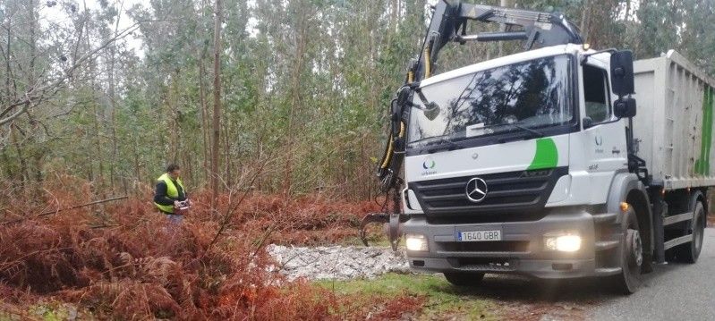 Limpeza dunha vertedura ilegal nun monte de Vilaboa