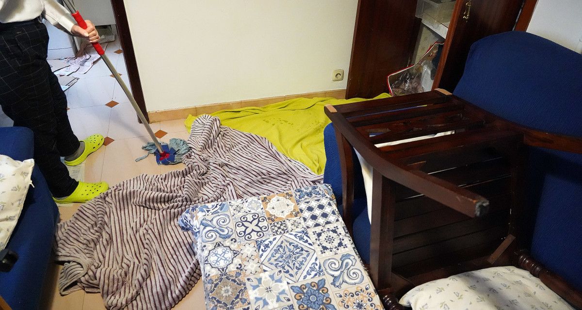 La rotura de una tubería inunda viviendas y un bajo de un edificio en Loureiro Crespo