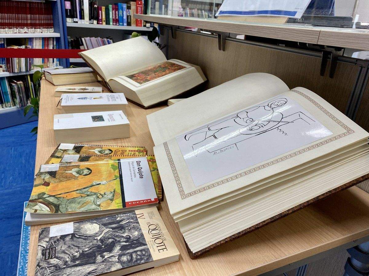 Exposición dun exemplar especial de Don Quijote na biblioteca de Marín
