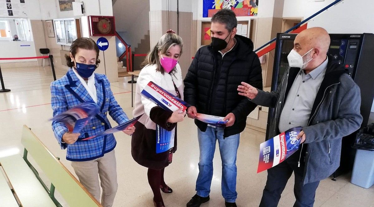 Tino Fernández, concelleiro de Educación, na súa visita ao IES Sánchez Cantón