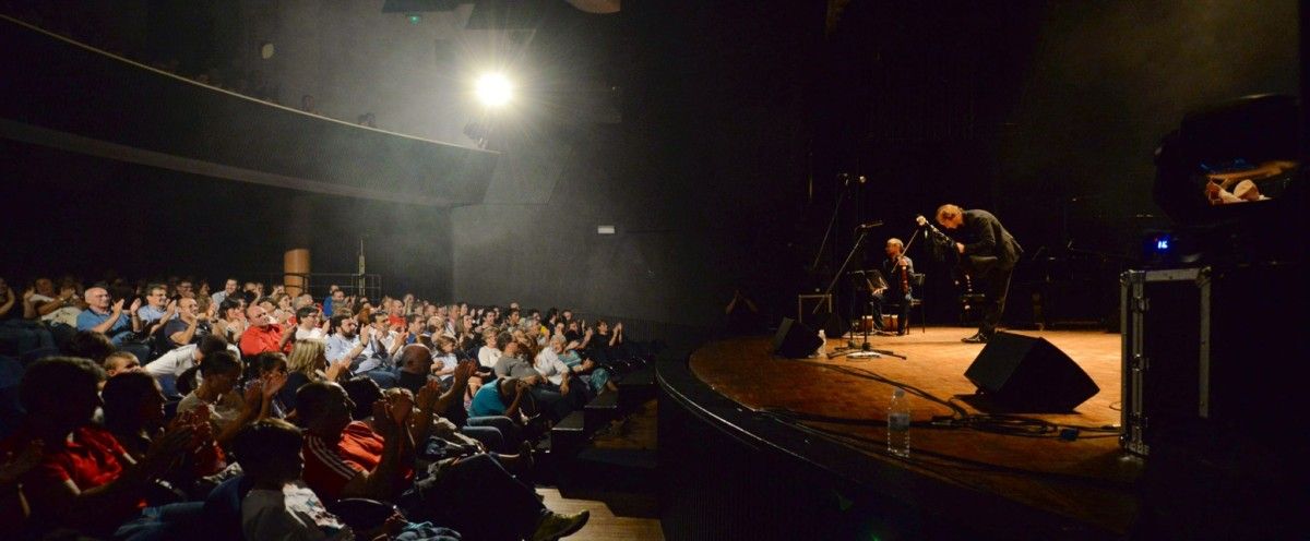 Concierto de ÿscar Ibáñez, presentando 'Alén do Mar' en el Teatro Principal