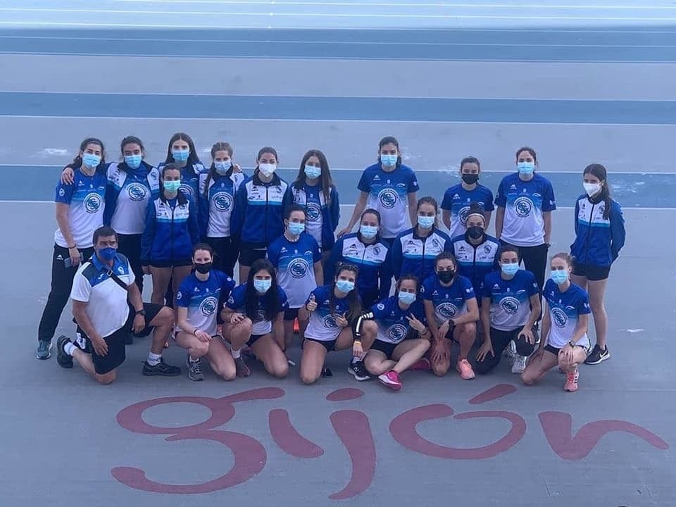 Equipo feminino da Gimnástica na primeira xornada de liga en Gijón