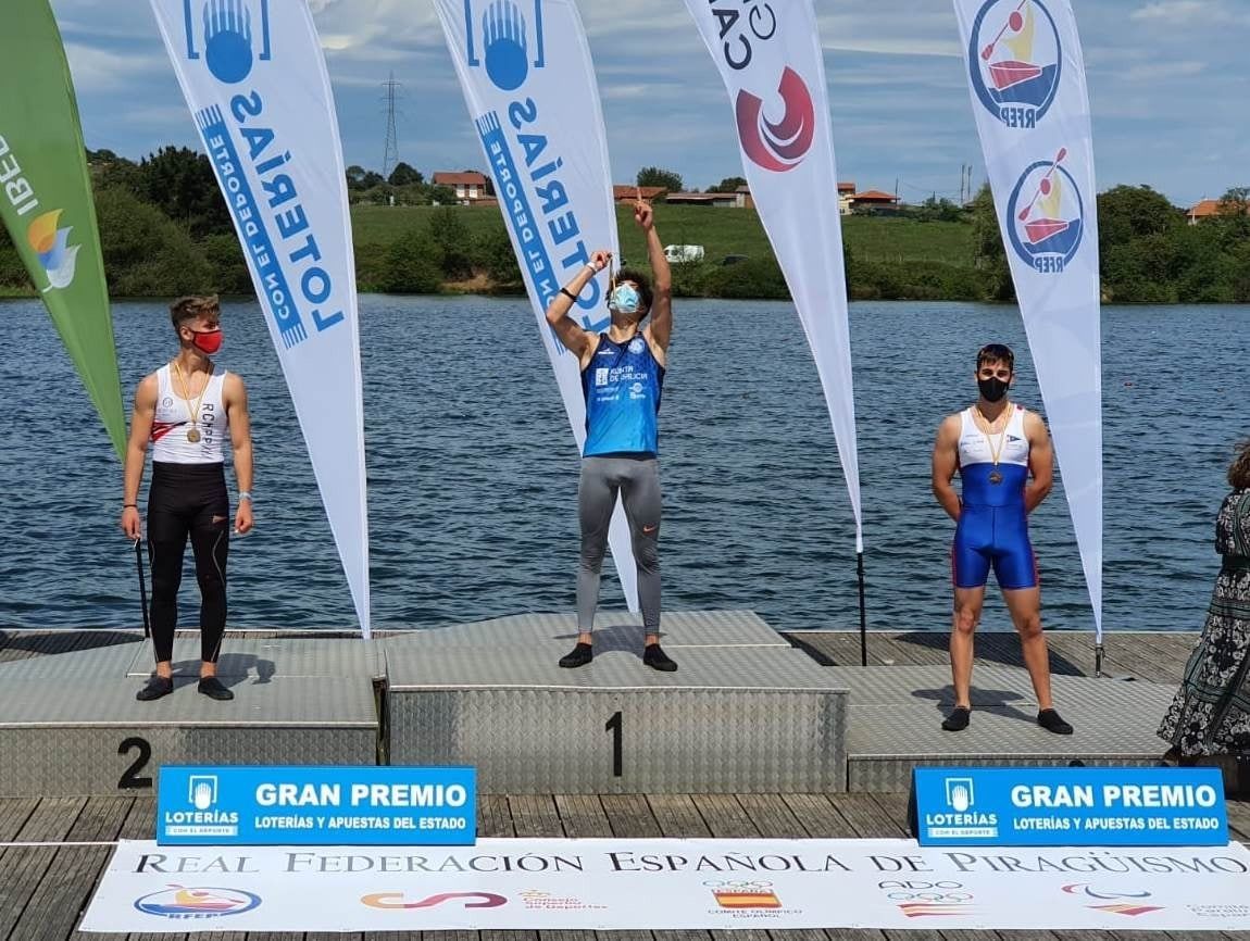 Diego Domínguez, do Breogán (centro), no podio da Copa de España en Trasona