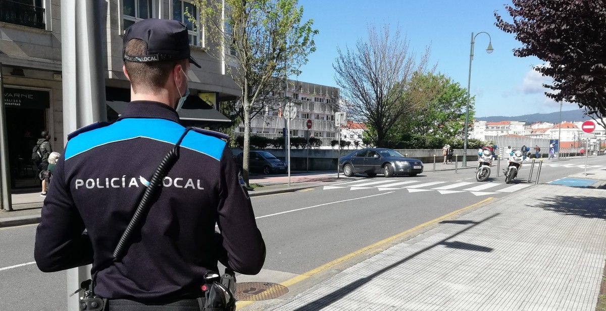 Axente da Policía Local na rúa Raíña Vitoria