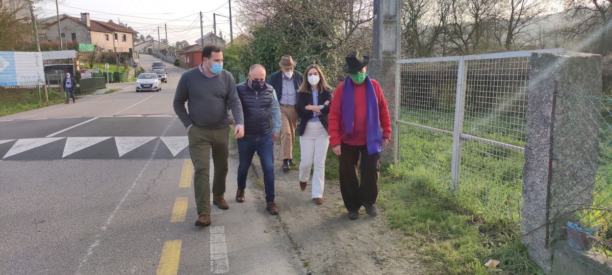 Diputados del PP recorren a pie un tramo del Camino por Tomeza en el que denuncian falta de seguridad vial