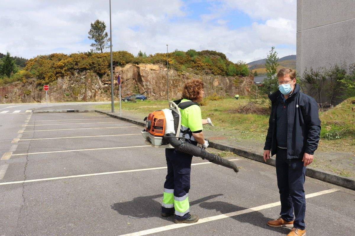 Campaña de limpeza e roza no polígono industrial da Lama
