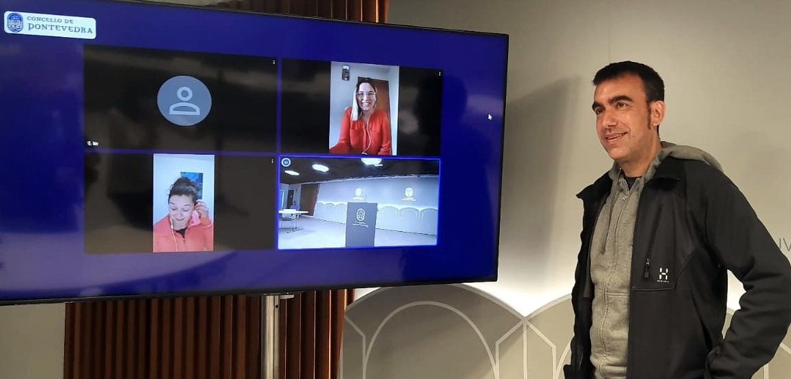Las tiktokers Leti da Taberna y Laura Franco hablan con el concejal Xaquín Moreda
