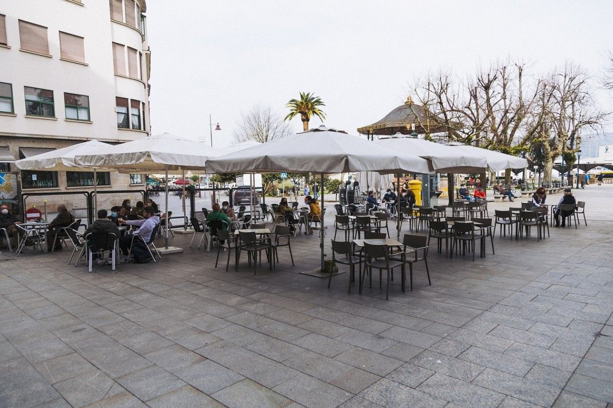 Terraza na rúa Méndez Núñez xunto á Alameda de Marín