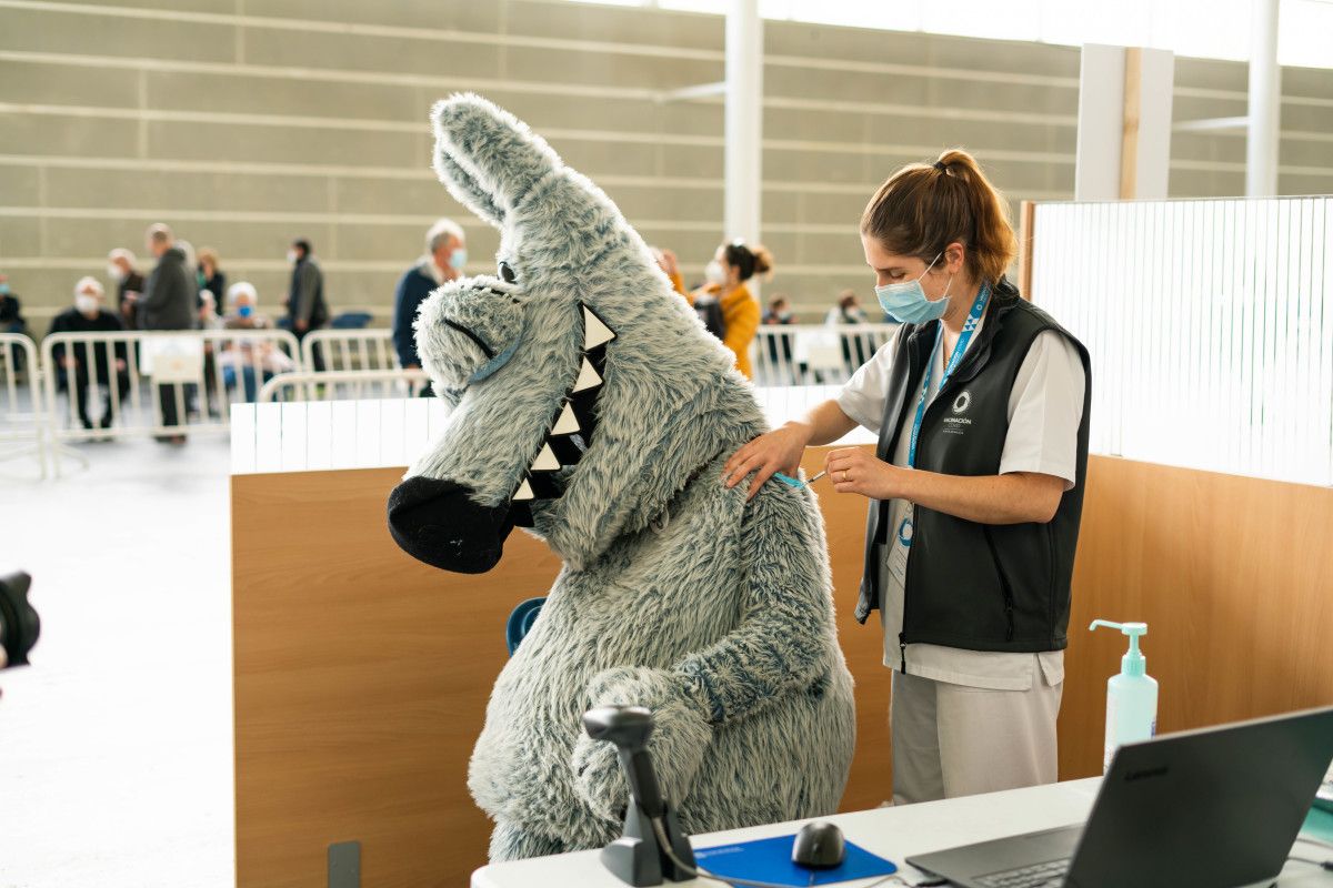 Orbil, a mascota do Salón do Libro, tamén foi vacinarse