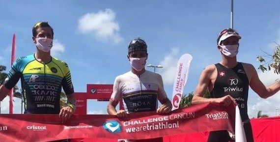 Gómez Noya (medio) no Challenge Cancún