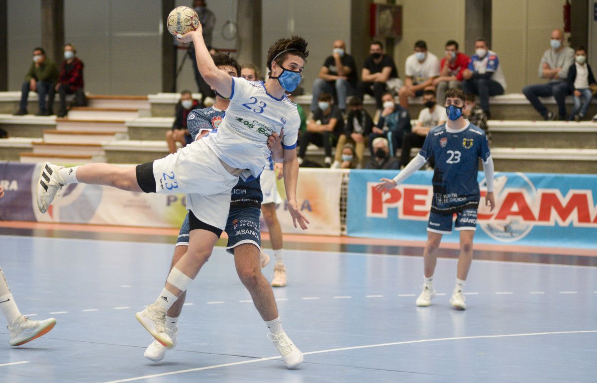 Fase final da Liga Gallega Juvenil de Balonmano entre Cisne e Luceros