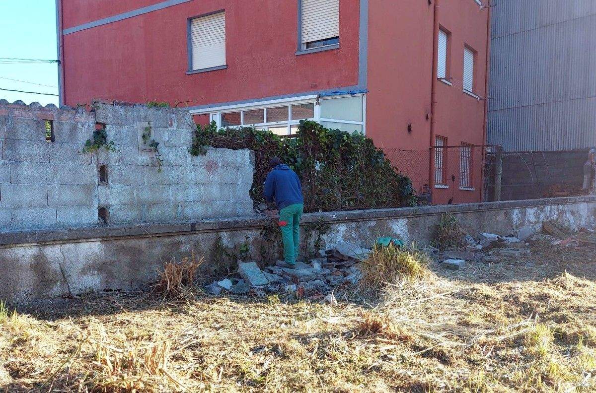 Revisión dos muros do aparcadoiro fronte ao Centro de Saúde