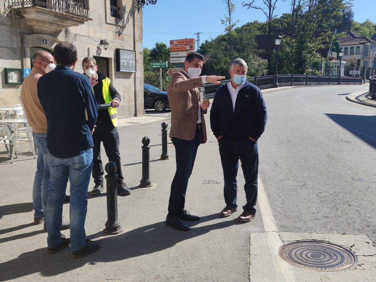 El alcalde de Ponte Caldelas, Andrés Díaz, visita la Rúa da Ponte antes del inicio de las obras