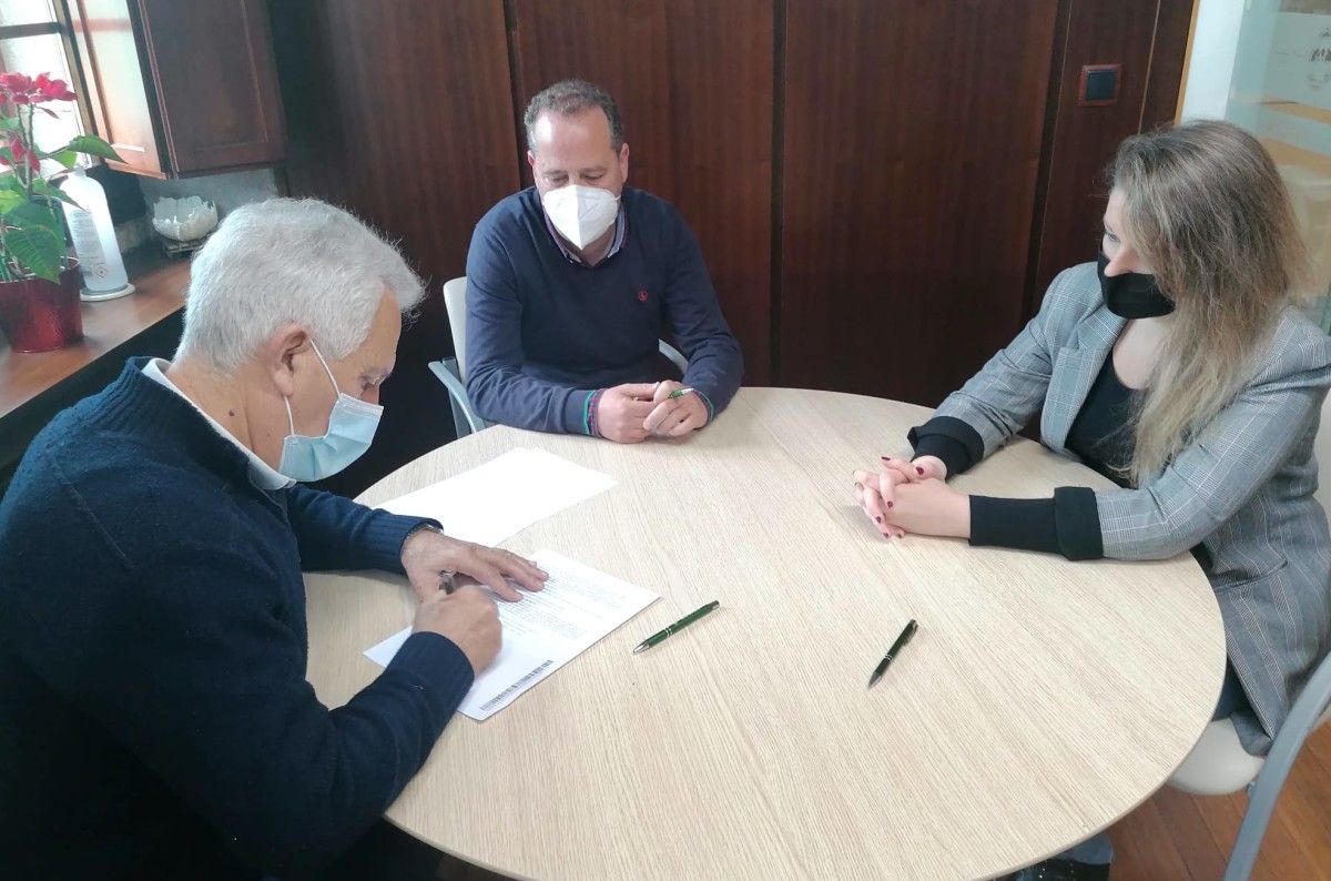 Firma do convenio de patrocinio entre o Concello e o Poio Pescamar