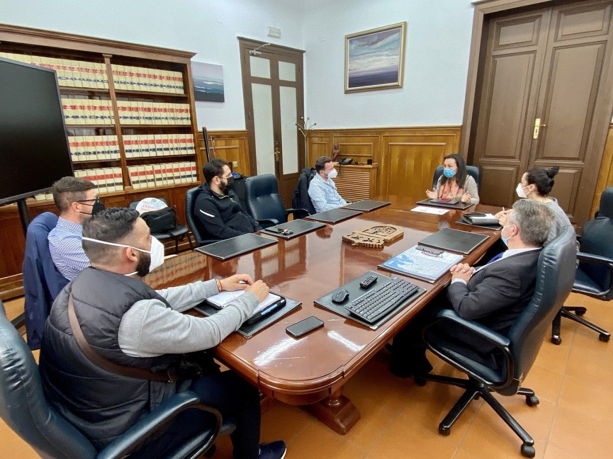 Reunión da alcaldesa de Marín, María Ramallo, e os concelleiros Marián Sanmartín e Manuel Santos coa asociación de hostaleiros Hoempo