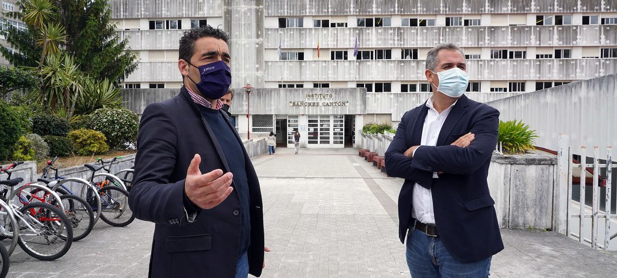 Luís López, delegado de la Xunta, visita el IES Sánchez Cantón por la ampliación de sus aulas