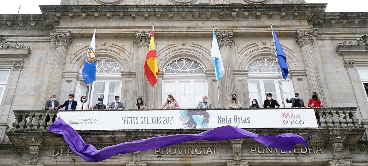 Representantes da Deputación colgan a pancarta conmemorativa das Letras Galegas en homenaxe a Xela Arias