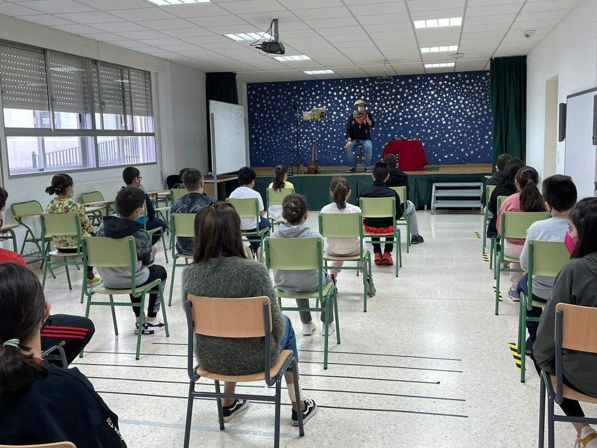 A compañía Caxoto representa 'Xeliña fala galego' no colexio Magaláns