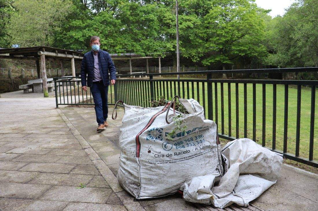 El teniente de alcalde David Carrera se acercó a comprobar los trabajos en el entorno de la playa fluvial del Verdugo