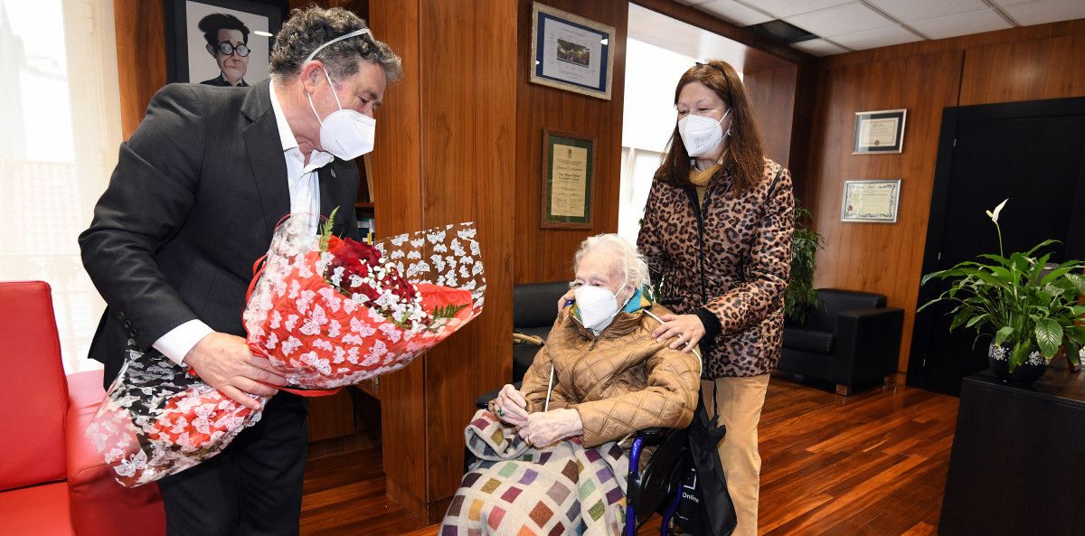 El alcalde felicita a Araceli Vizcaíno por sus 101 años