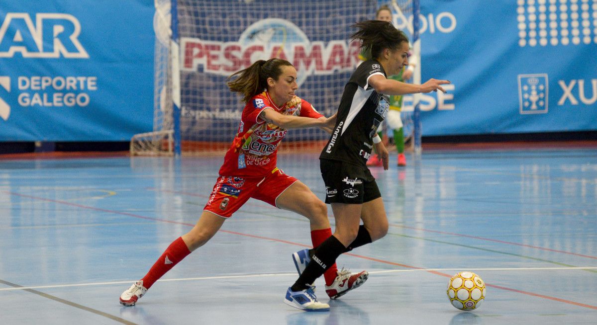 Jane Marques (dereita) no partido entre o Poio Pescamar e Burela na Seca