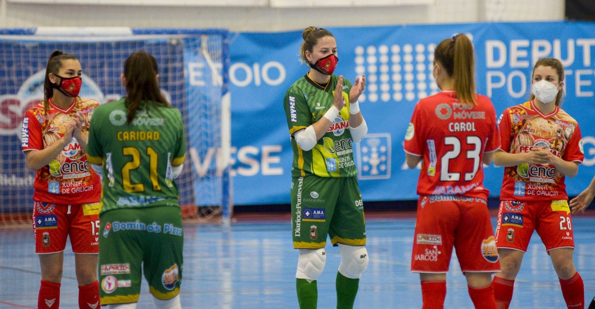Silvia Aguete (centro) en el partido entre el Poio Pescamar y Burela en A Seca